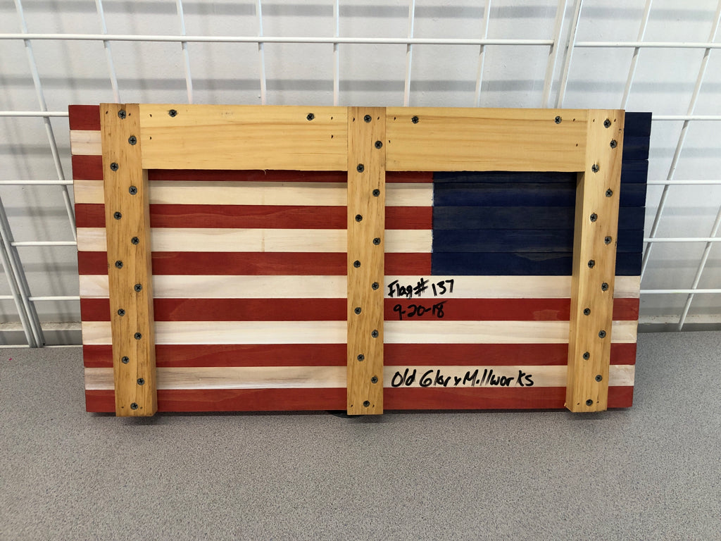 DISTRESSED AMERICAN FLAG WOODEN DECOR.