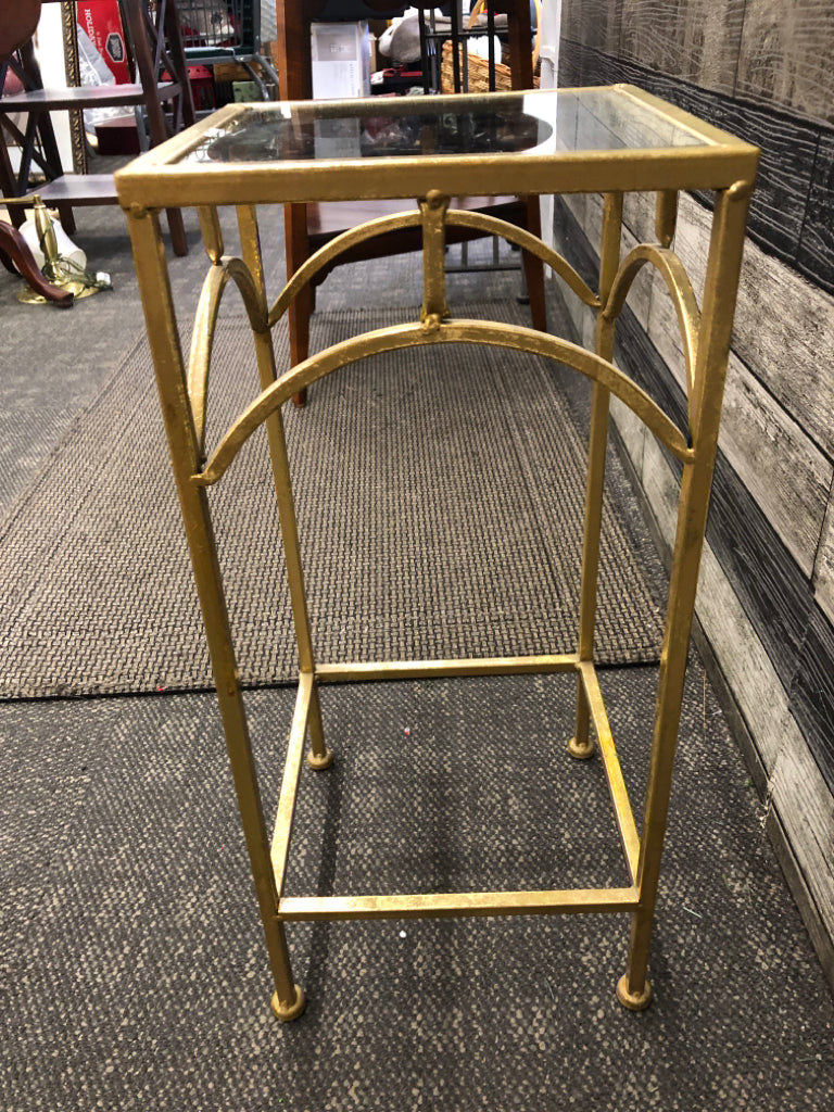 SMALL GOLD METAL SQUARE PLANT STAND W/ GLASS INSERT.