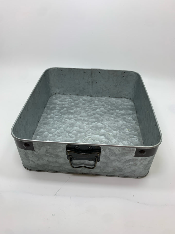 GALVANIZED METAL TRAY W/BROWN HANDLES.