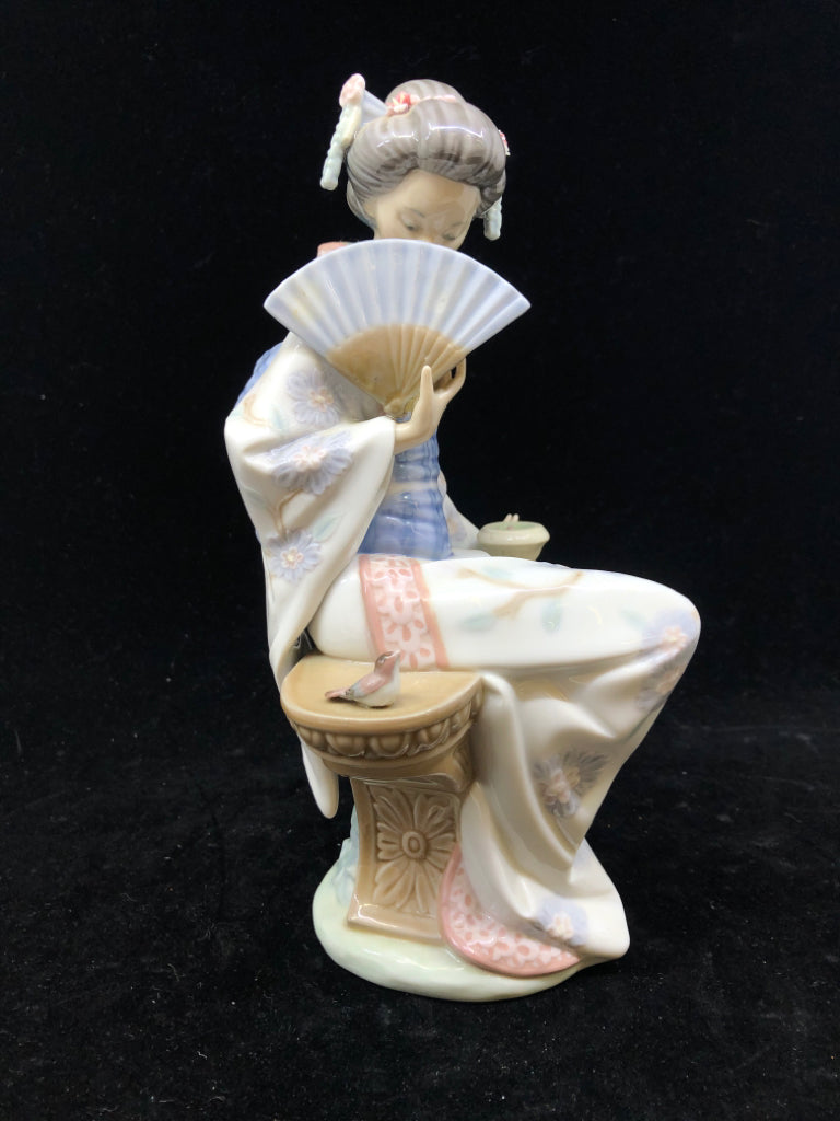 LLADRO WOMAN SITTING ON BENCH.