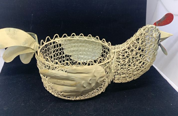 CREAM METAL ROOSTER BASKET.