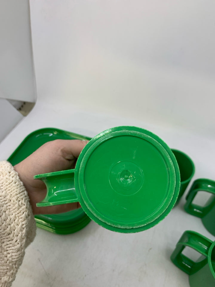 8 PC SVC 4 VTG GREEN PLASTIC SNACK PLATE/ CUP INGRID.
