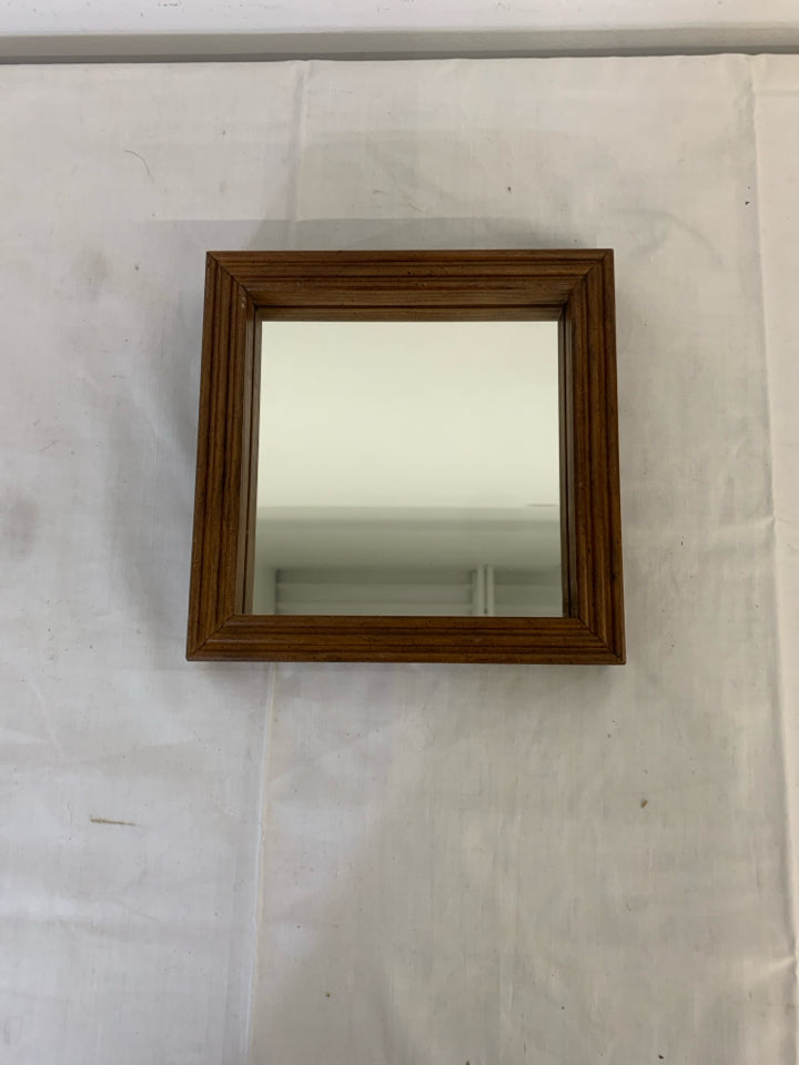 SMALL SQUARE MIRROR IN DARK WOOD FRAME.