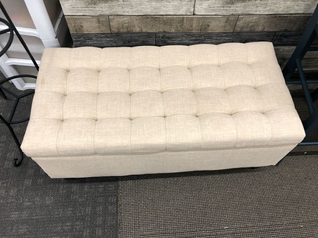BEIGE TUFTED FABRIC STORAGE BENCH.