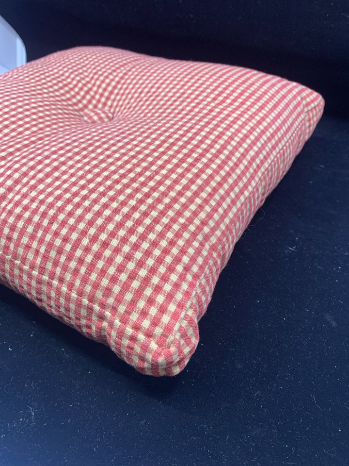 SMALL RED CHECKERED PATTERN PILLOW.