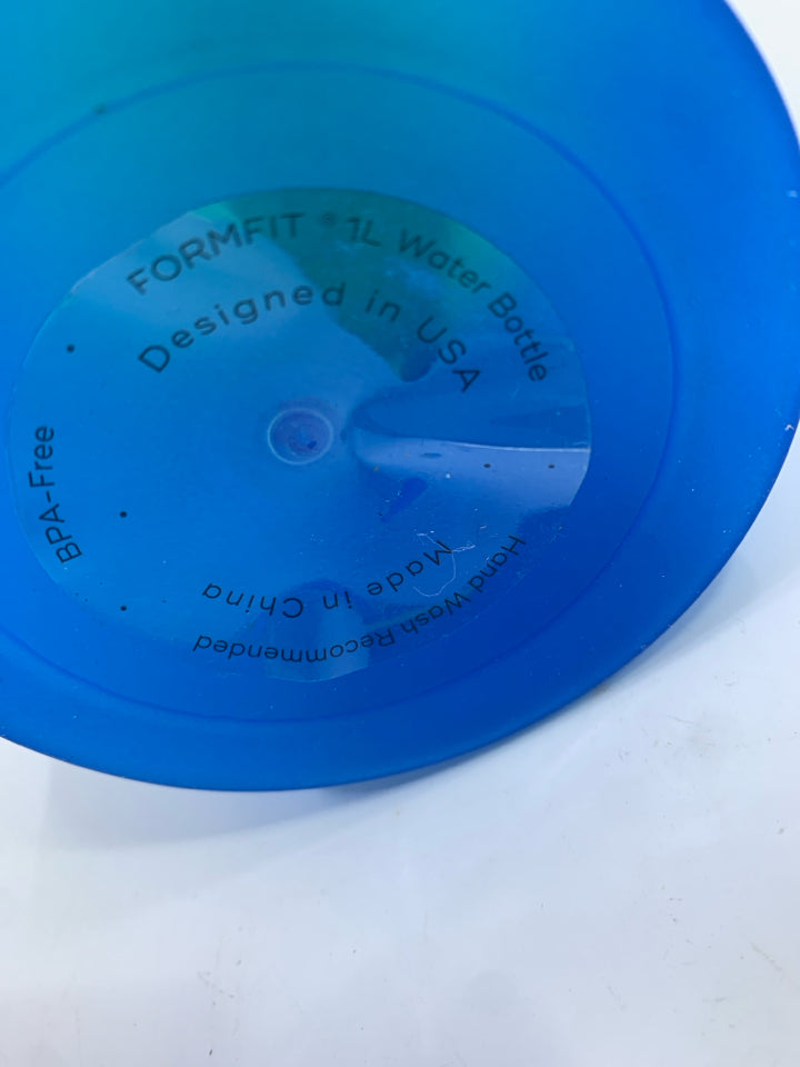 NWT FORMFIT TONE PLASTIC WATER BOTTLE.