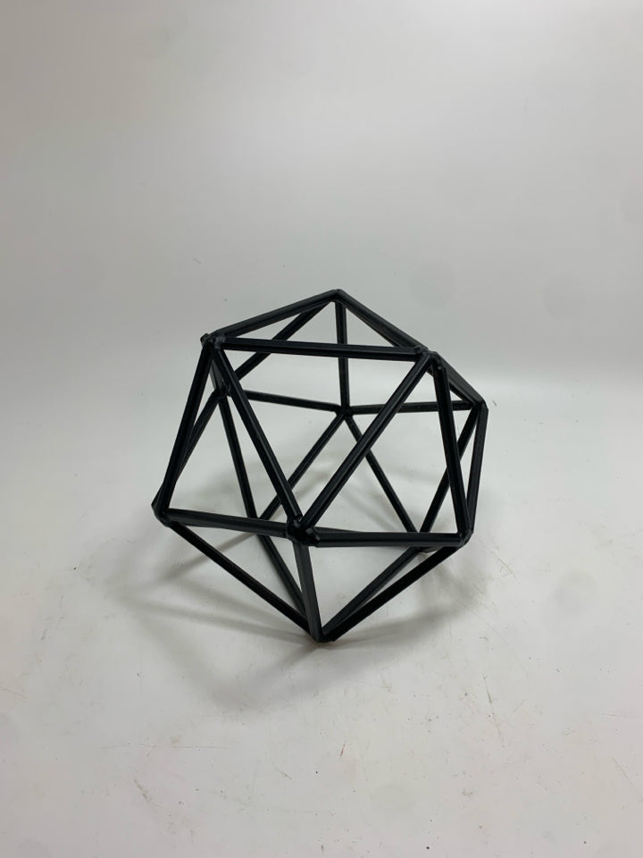 GEOMETRIC METAL DECOR.