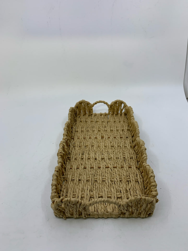 LIGHT WOVEN BASKET TRAY W/ SCALLOP EDGE.