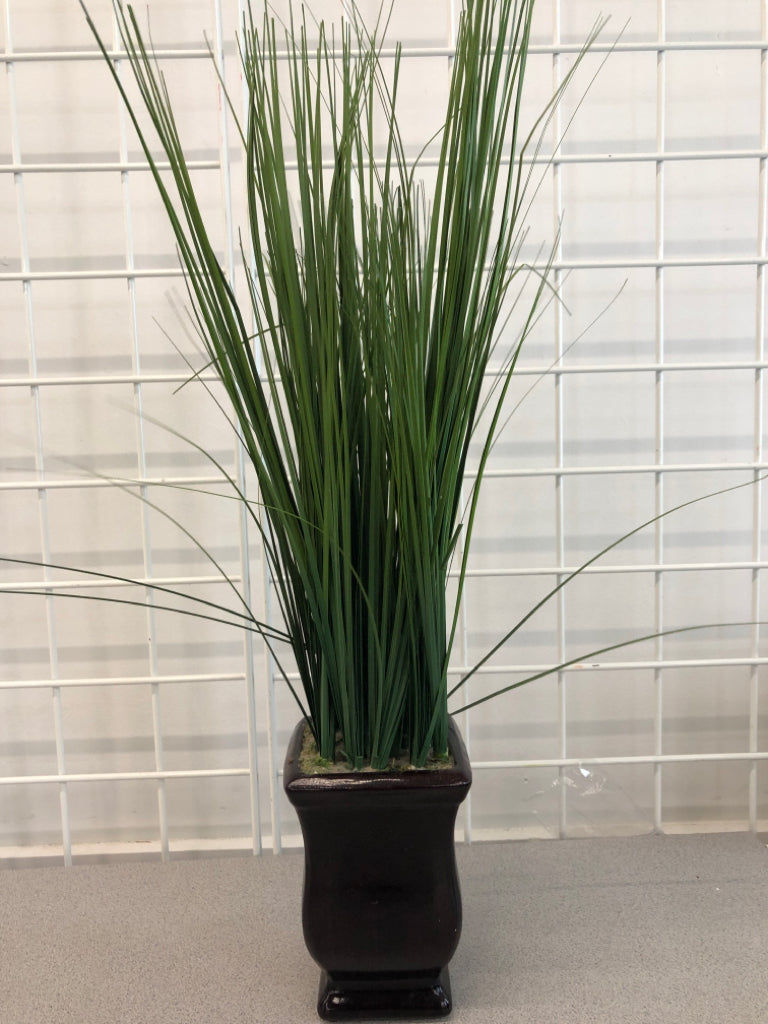FAUX GRASS IN SQUARE PLANTER.