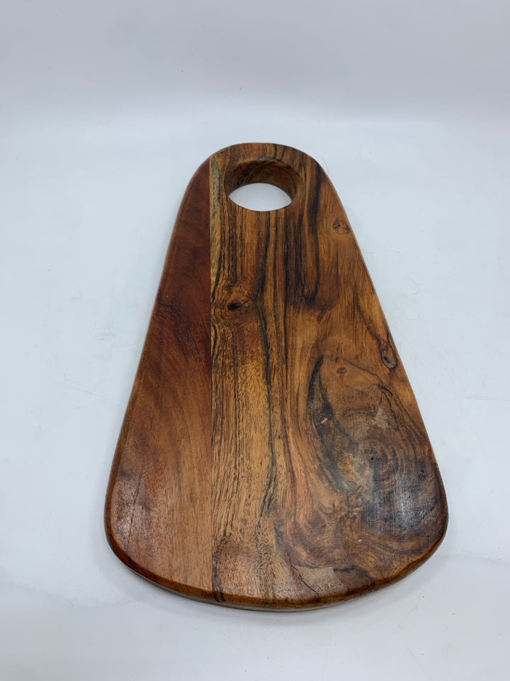 WOOD SERVING BOARD W/HOLE.