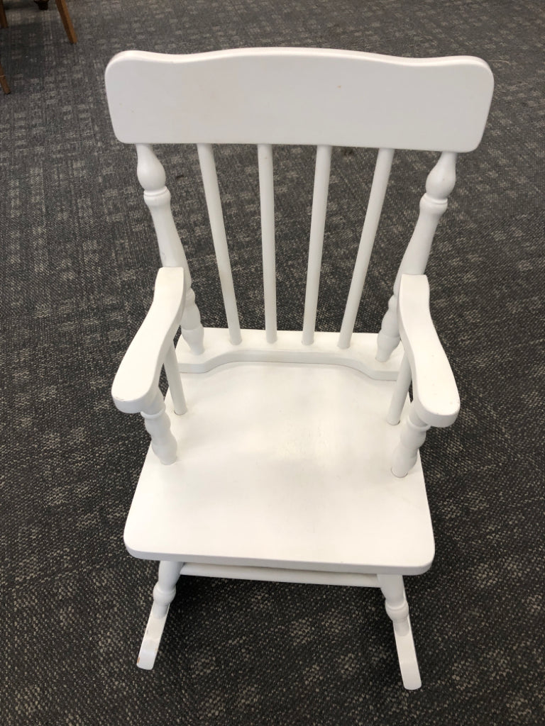 CHILDRENS WHITE WOOD ROCKING CHAIR.