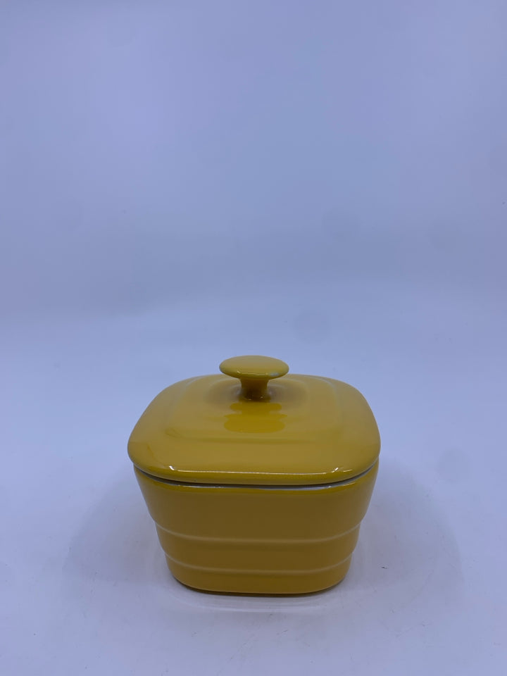 SMALL STONEWARE BAKING DISH W LID.