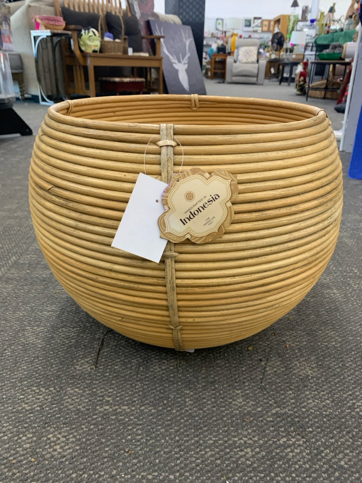 ROUND BAMBOO BASKET.