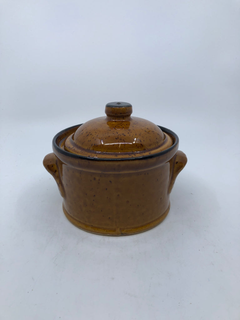 TAN POTTERY CROCK W/LID.