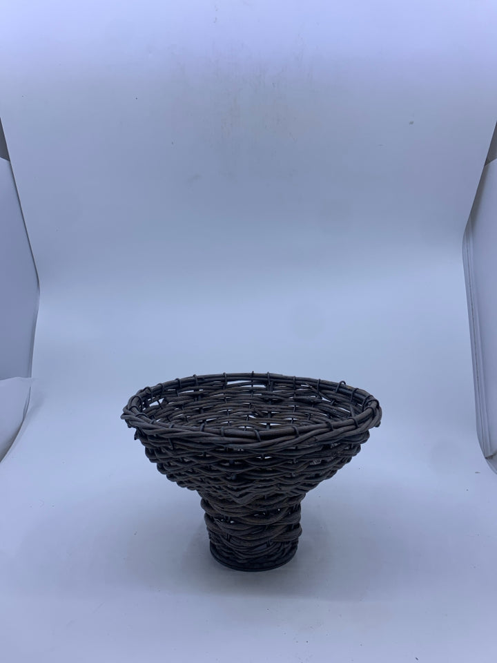 GRAY WOVEN METAL FOOTED BASKET.