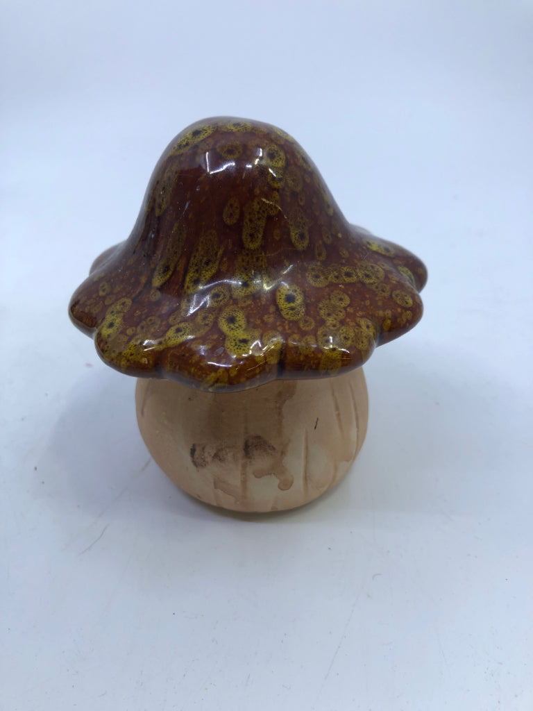 SMALL CERAMIC MUSHROOM W BROWN POTTERY TOP.