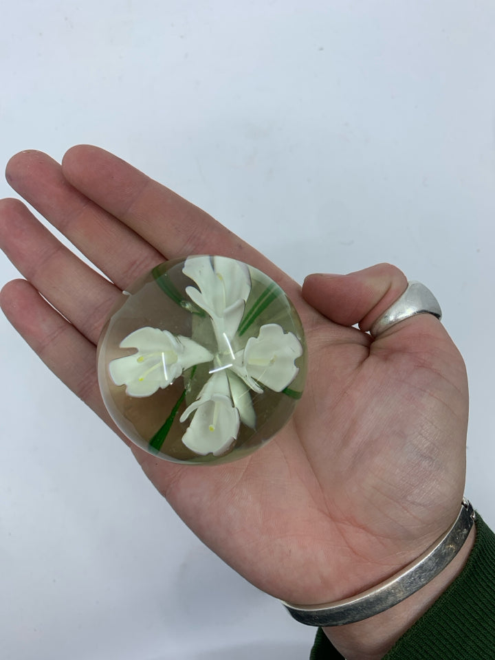 PAPER WEIGHT W WHITE FLORAL.