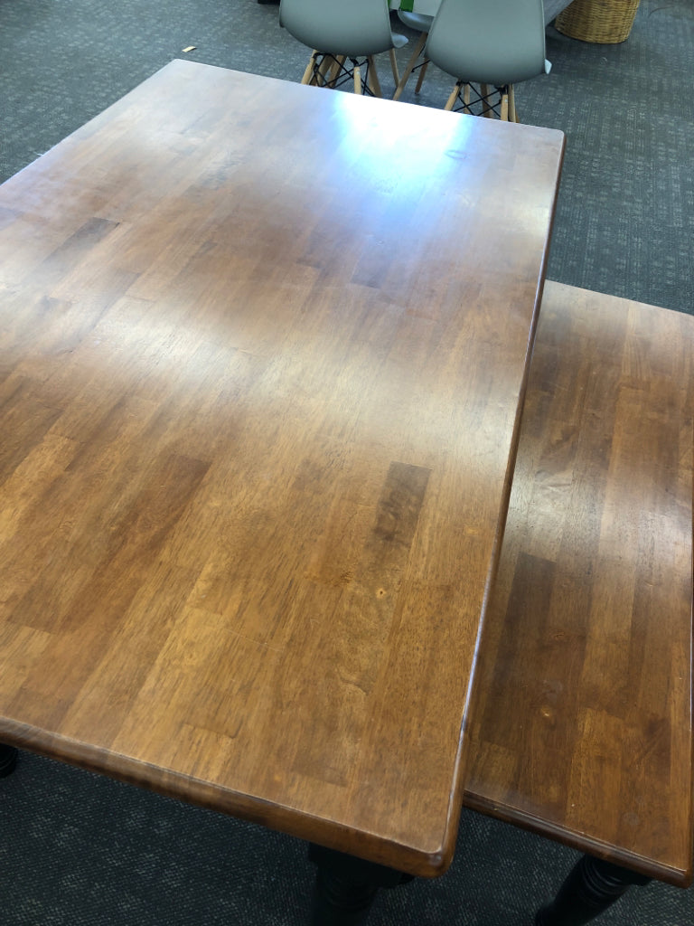 DK WOOD TOP TABLE W/BLACK BASE + 2 BENCHES.