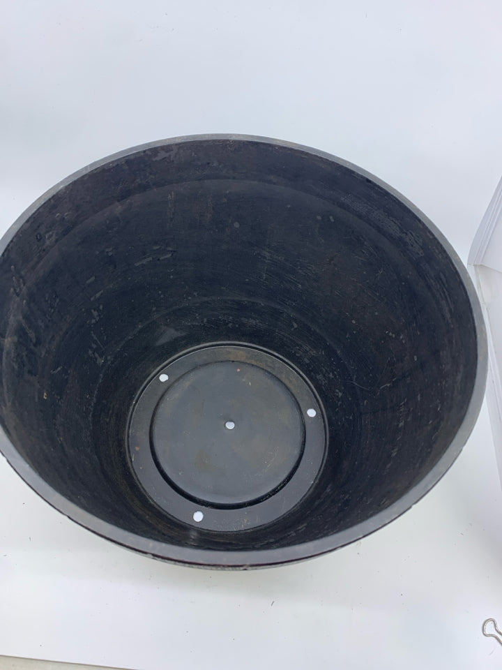 BLACK BARREL PATTERN PLASTIC PLANTER.