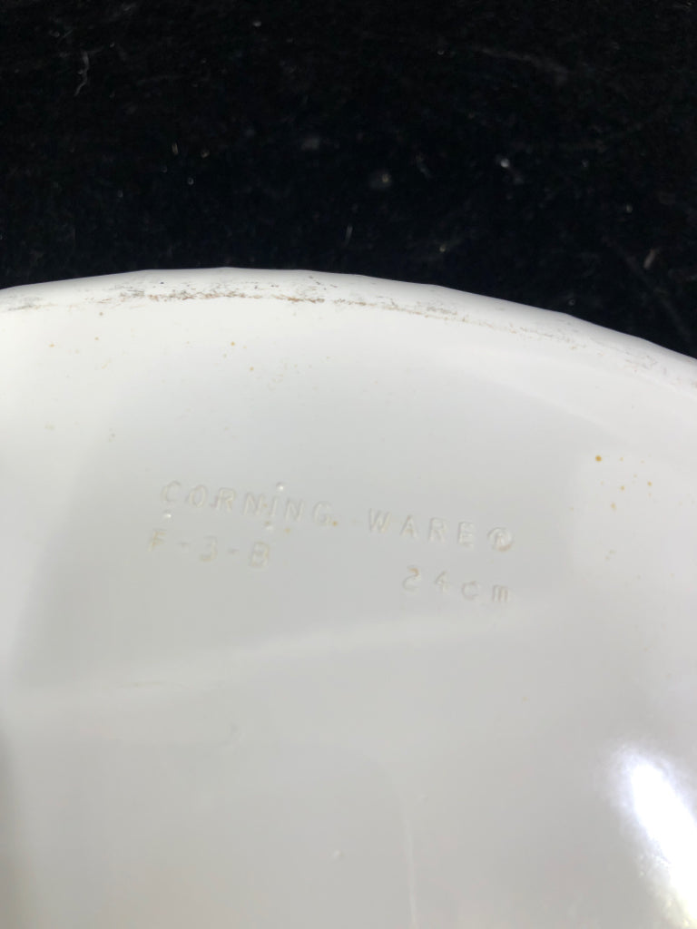ROUND WHITE CORNING WARE BAKING DISH.