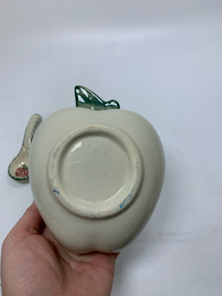2PC APPLE SHAPED GRAVY BOAT W/ GREEN SPONGE DETAIL W/ SPOON.