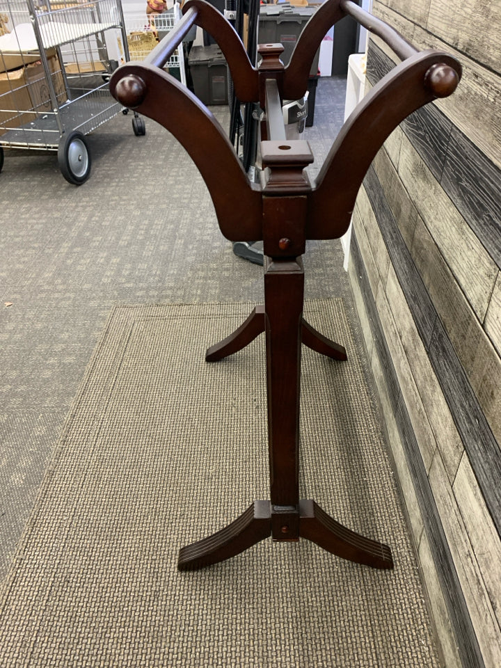 DARK WOOD DOUBLE QUILT HOLDER.