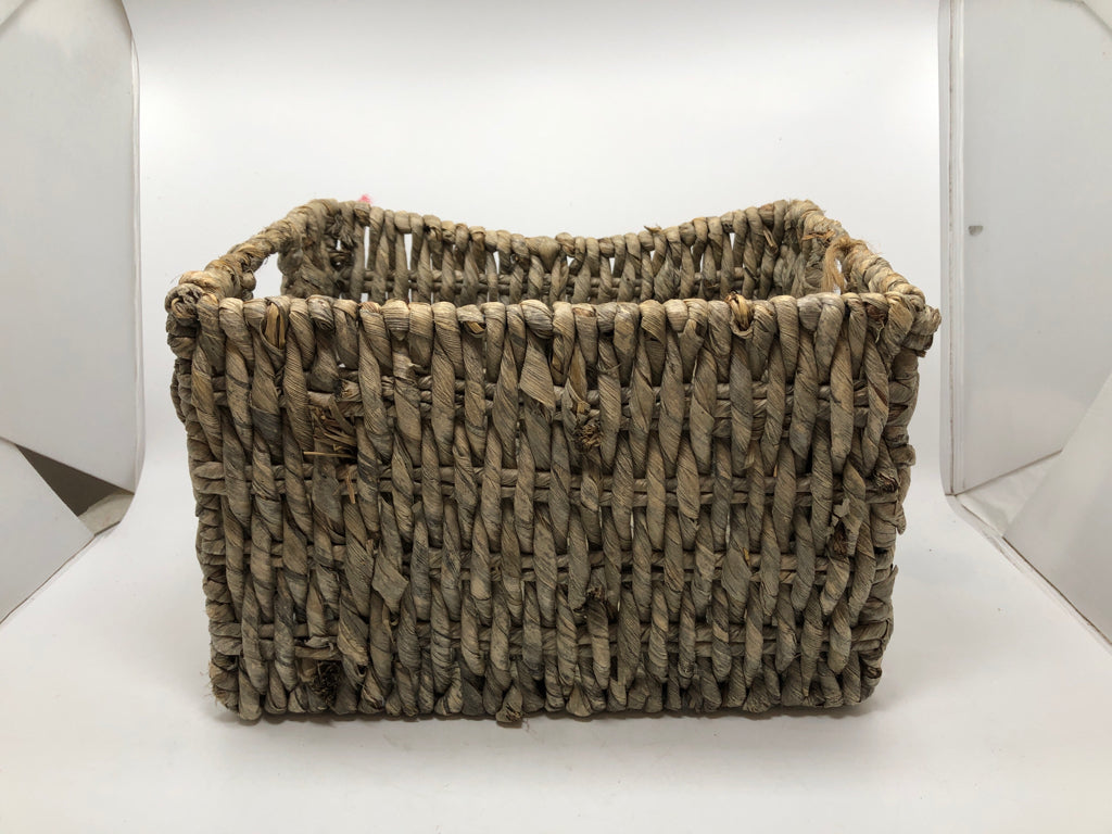 GREY WOVEN RECTANGLE BASKET W/HANDLES.
