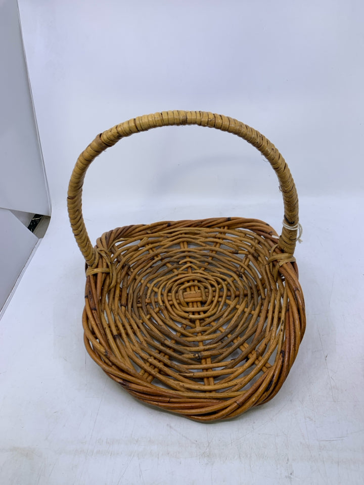 SHALLOW GATHERING WOVEN BASKET.