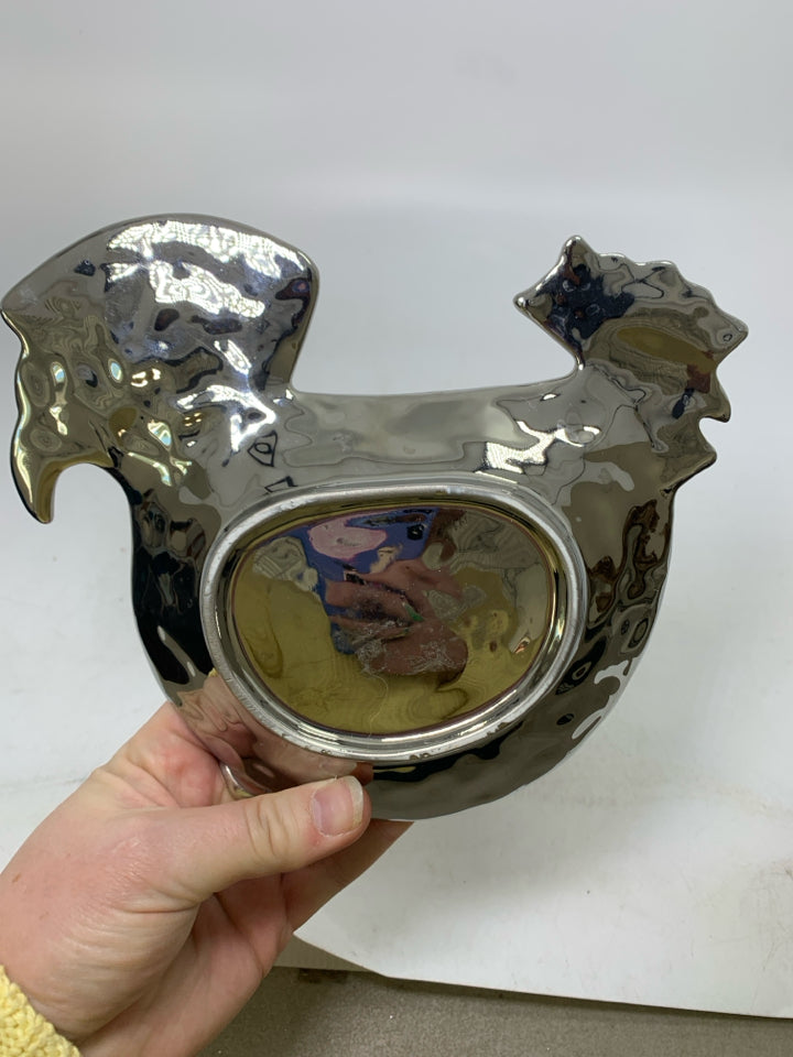 TEXTURED ROOSTER SHAPED CATCH ALL BOWL.