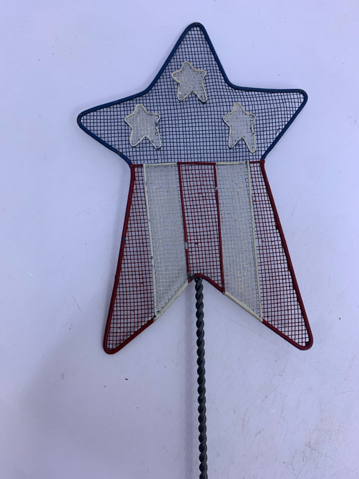 PRIMITIVE AMERICANA STAR RUG BEATER.