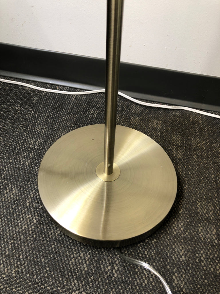 BRASS FLOOR LAMP W/GLASS SHADE.