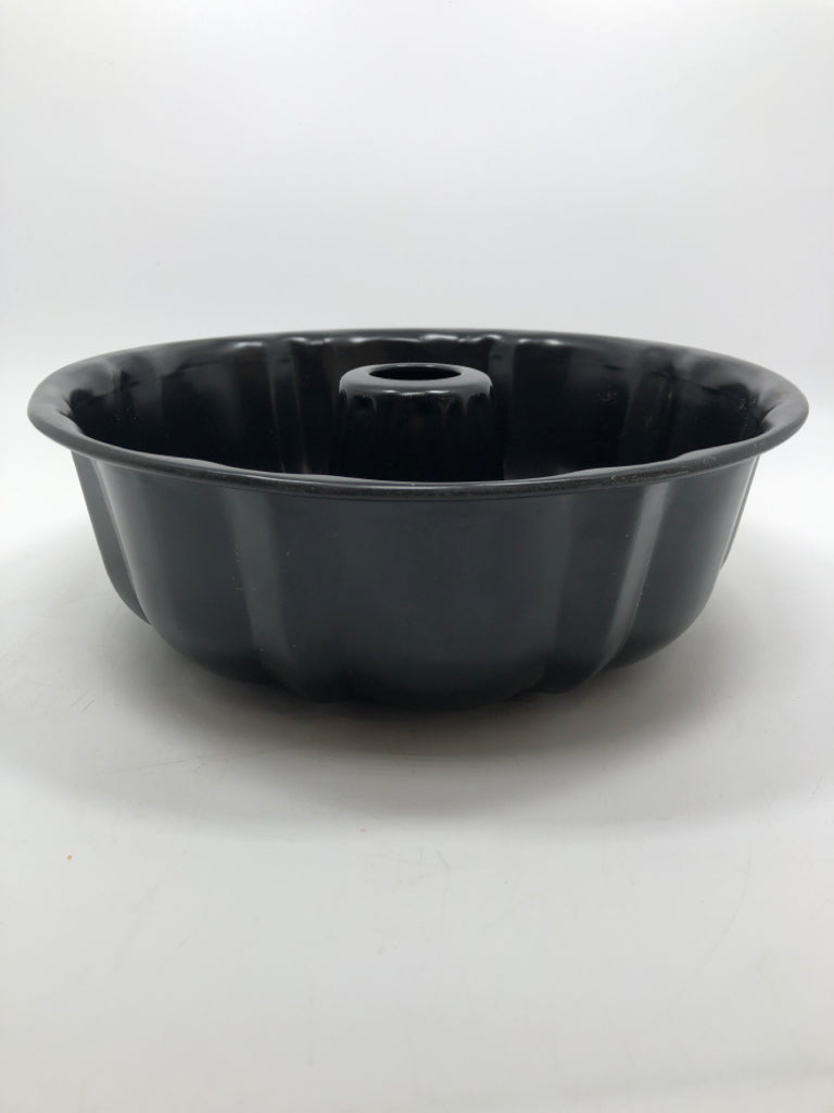 METAL BUNDT PAN.