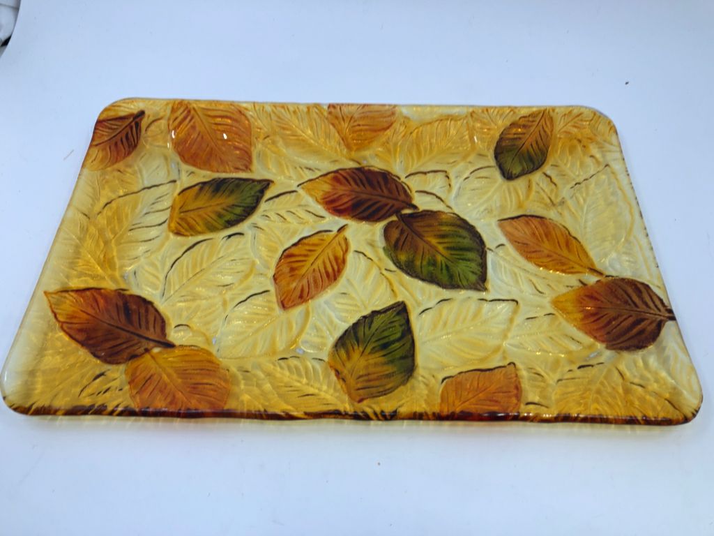 GLASS FALL LEAVES RECTANGLE SERVING DISH.