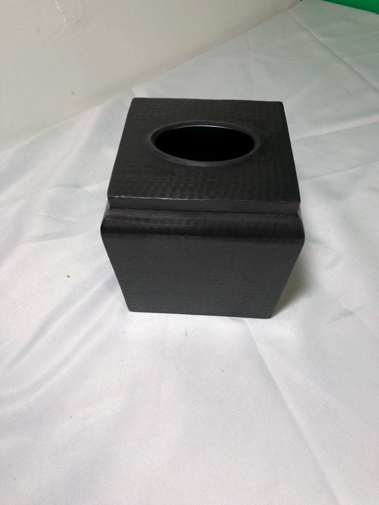 BLACK METAL TISSUE BOX COVER.