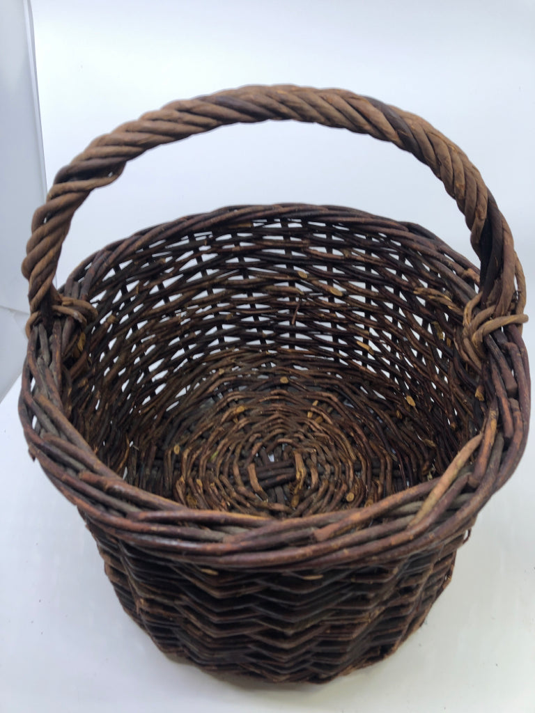 DARK OVAL BASKET W/BRAIDED HANDLE.
