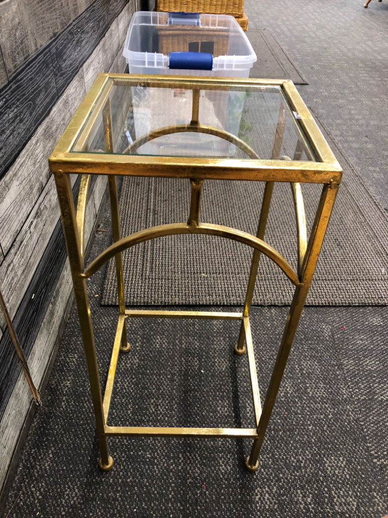 SMALL GOLD METAL SQUARE PLANT STAND W/ GLASS INSERT.
