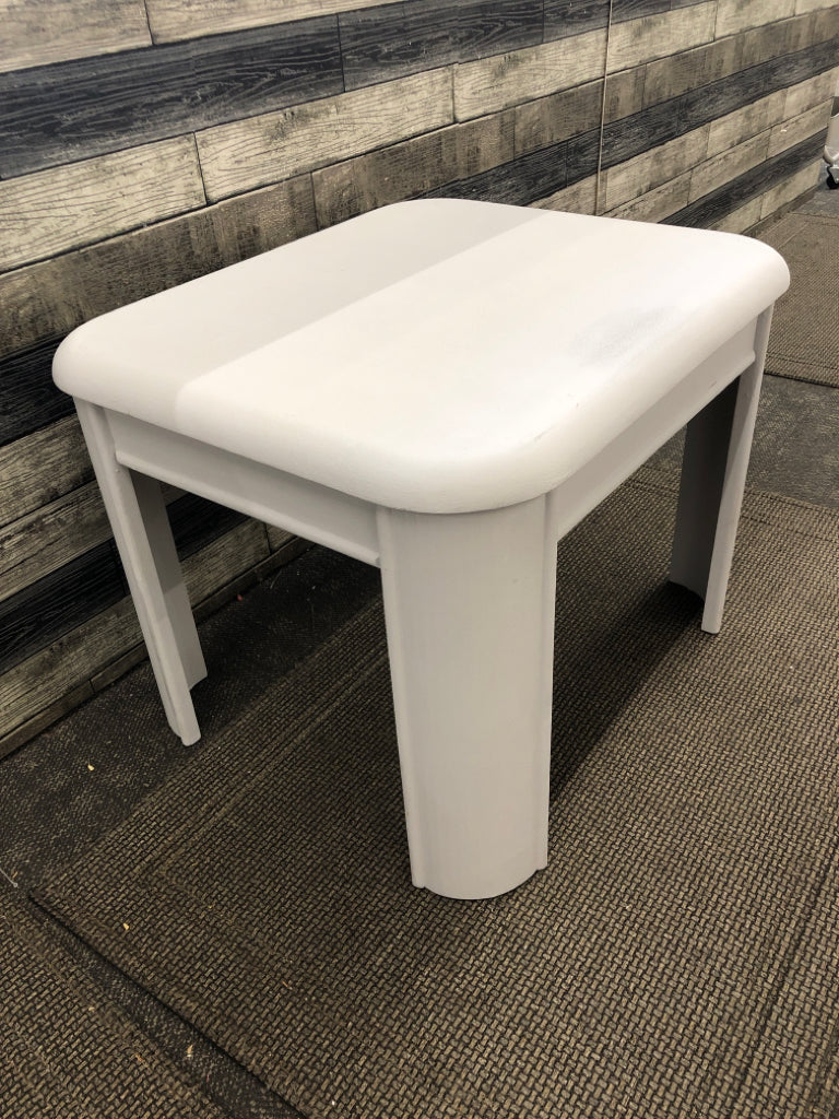 GREY PAINTED WOOD SIDE TABLE.