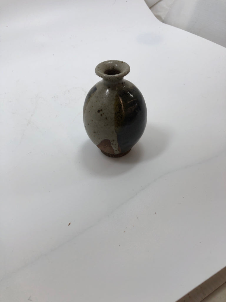 GREY/TAN POTTERY BUD VASE.