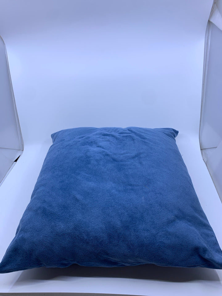 BLUE SQUARE PILLOW.