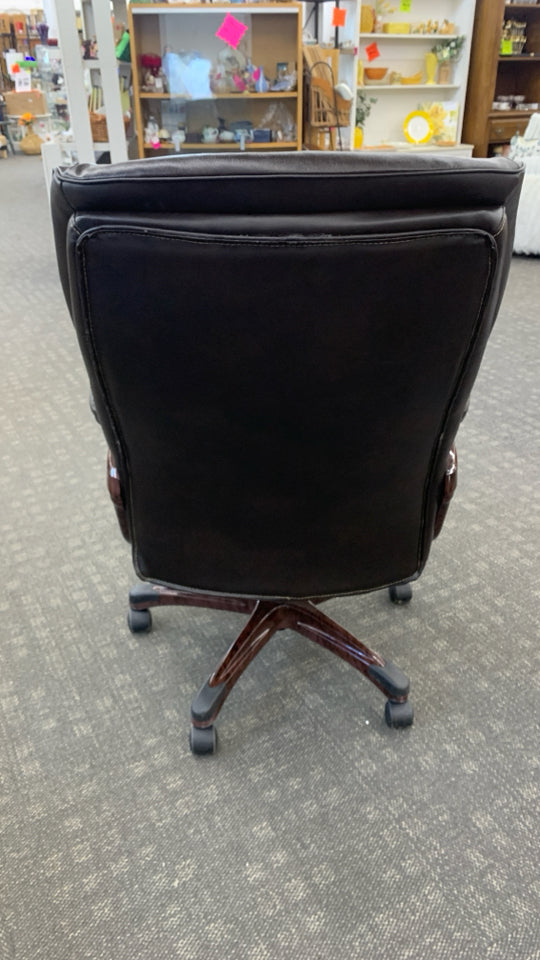 BROWN LEATHER OFFICE CHAIR W/WOOD DETAILS.