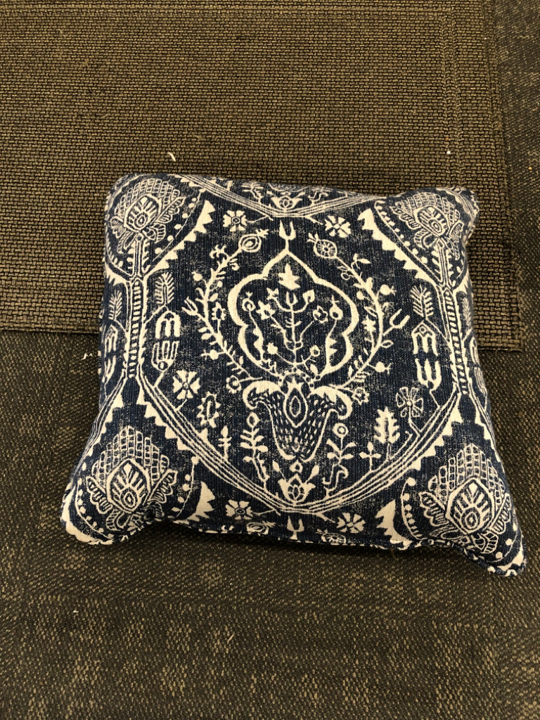 NAVY W/MEDALLION PRINT PILLOW.