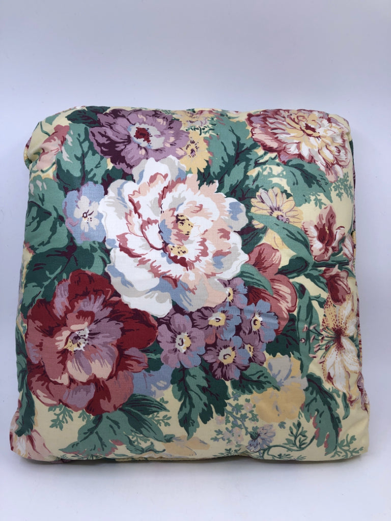 FLORAL SQUARE PILLOW.