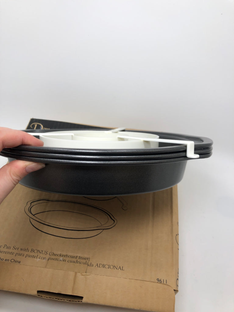 PAMPERED CHEF CAKE PAN SET IN BOX.