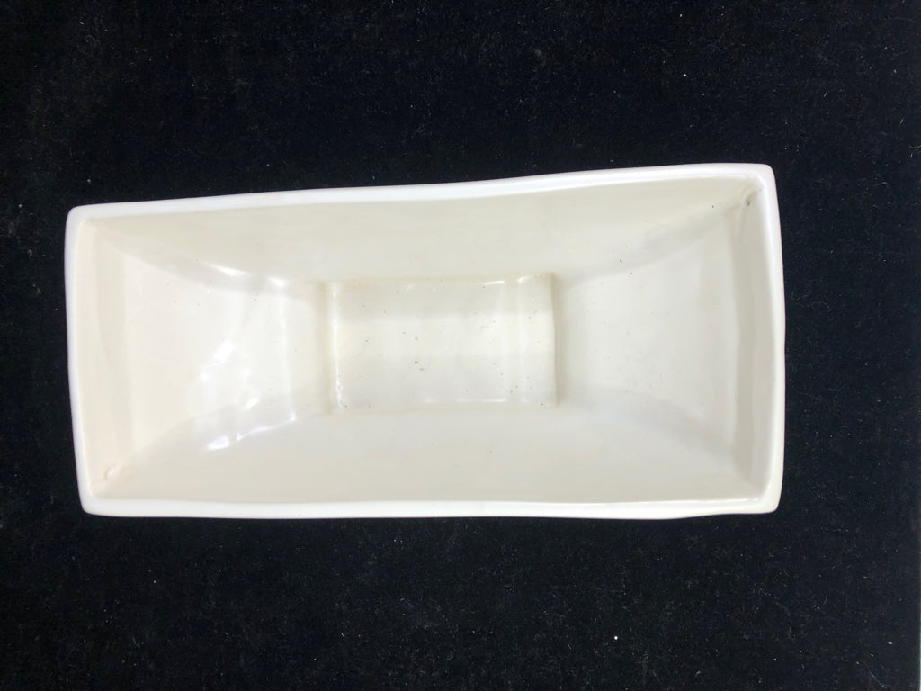 FOOTED WHITE PLANTER W/ TRIANGLE DESIGN EDGE.