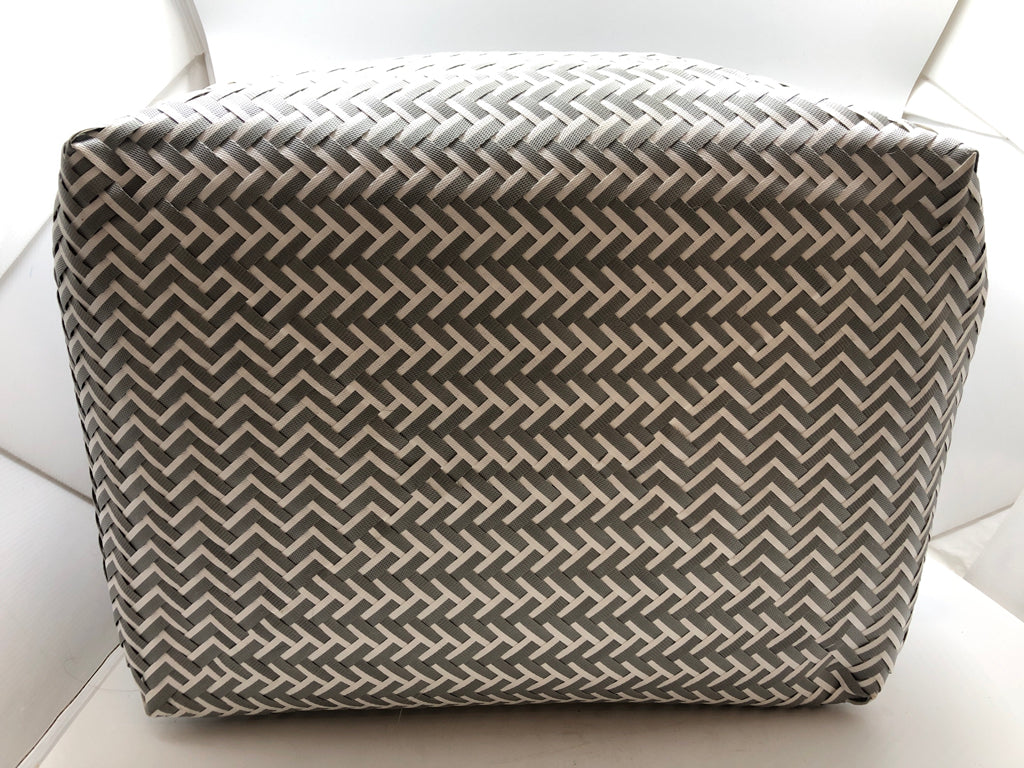 GREY/WHITE WOVEN STORAGE BASKET.