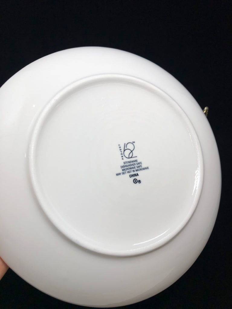 4 WHITE DINNER PLATES.