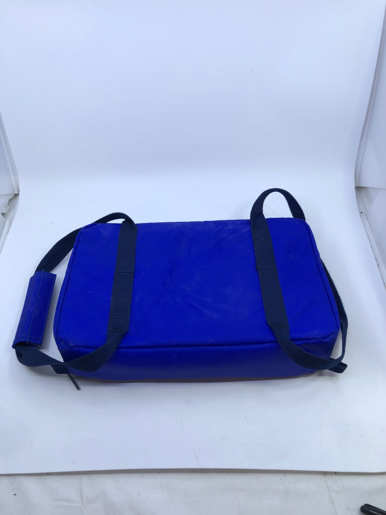 PYREX PORTABLES BAKING DISH IN CARRYING CASE.