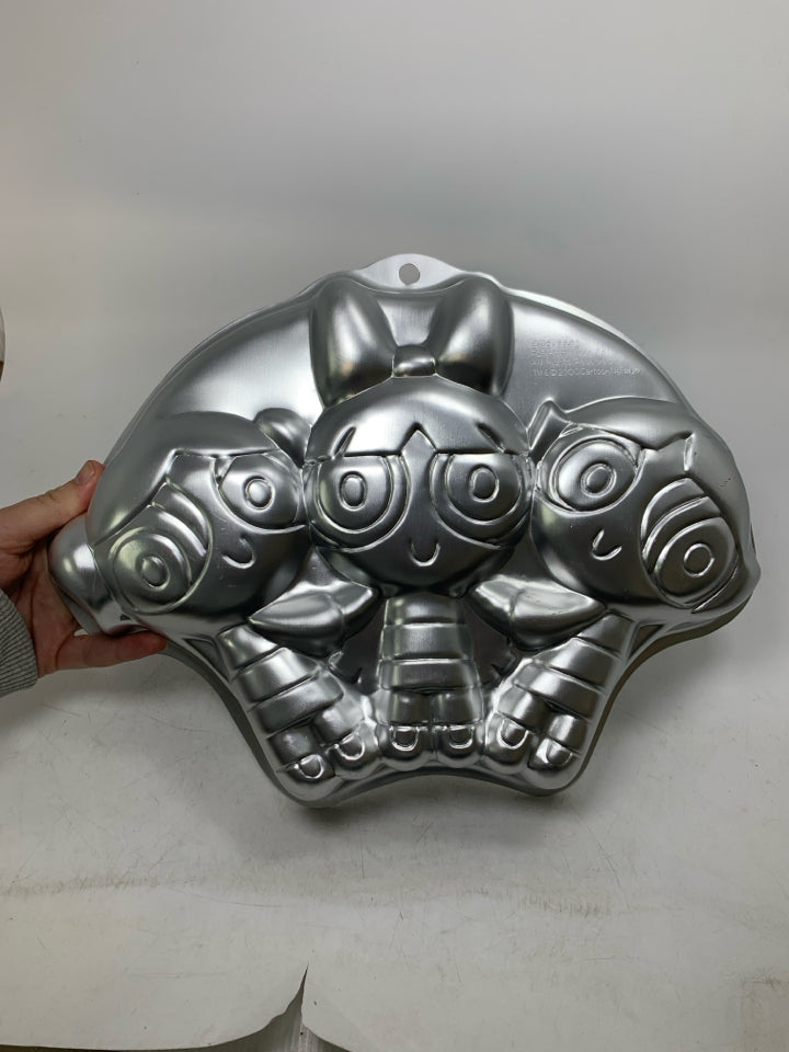 VTG POWERPUFF GIRLS CAKE MOLD.