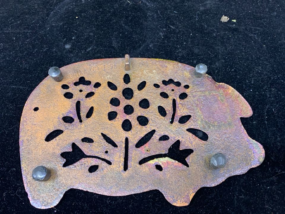 BRONZE PIG TRIVET.