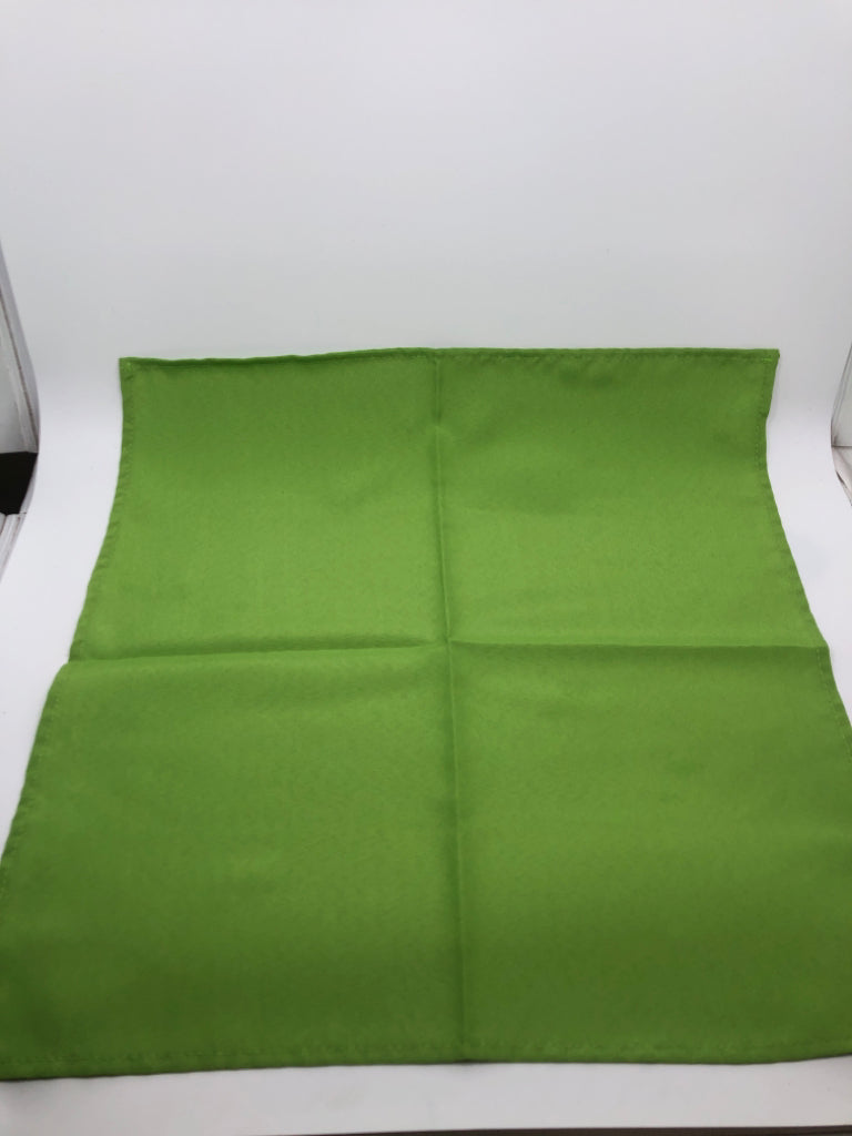 4 GREEN NAPKINS.